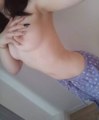 Горячая, соблазнительная и игривая брюнетка обещает вам незабываемый опыт и море удовольствий. В моей компании вы забудете обо всем и окунетесь в мир страсти и наслаждения. Только для истинных ценителей красоты и женского обаяния. 3647, 20 лет